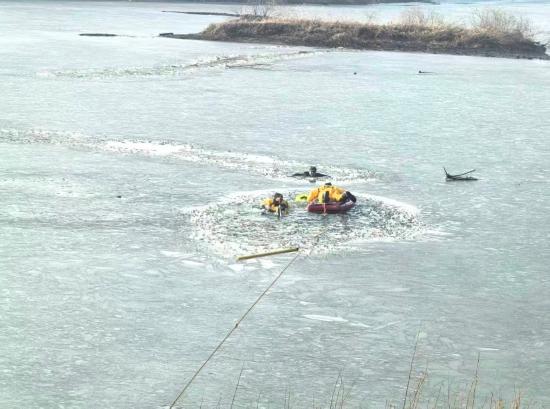 不慎坠入冰窟，长春消防极速营救