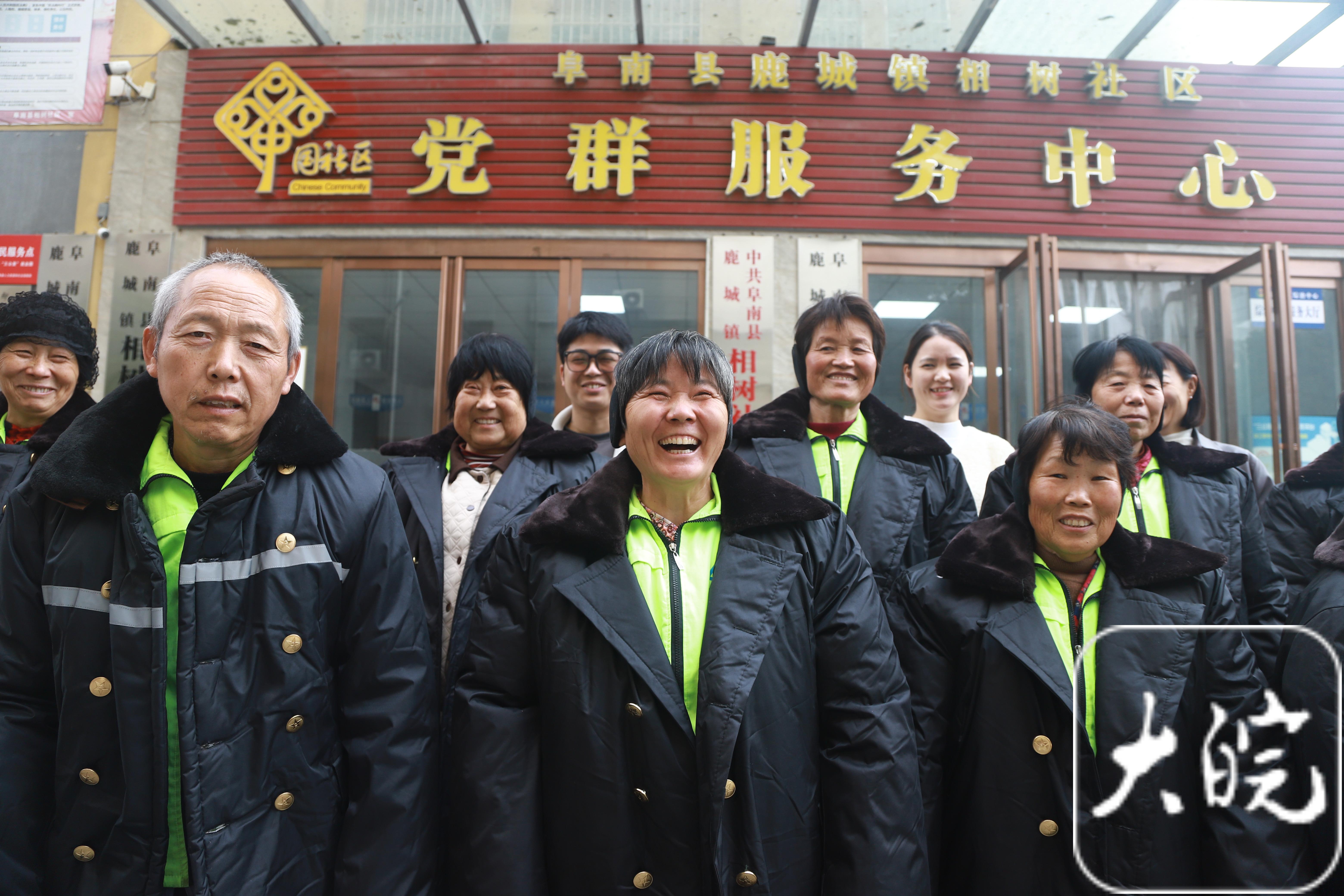 阜南一小伙自掏腰包送“冬装”，10名环卫工暖身更暖心