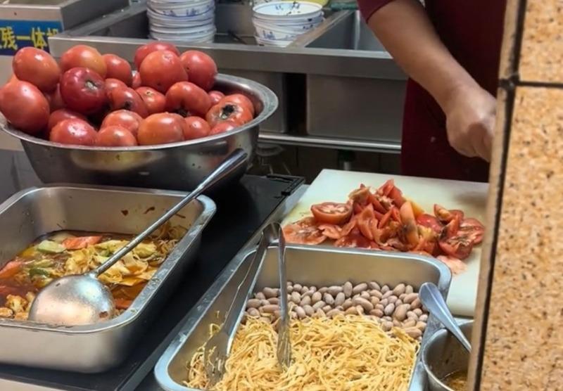 石家庄一面馆被曝用腐烂西红柿备餐，市监部门已介入调查