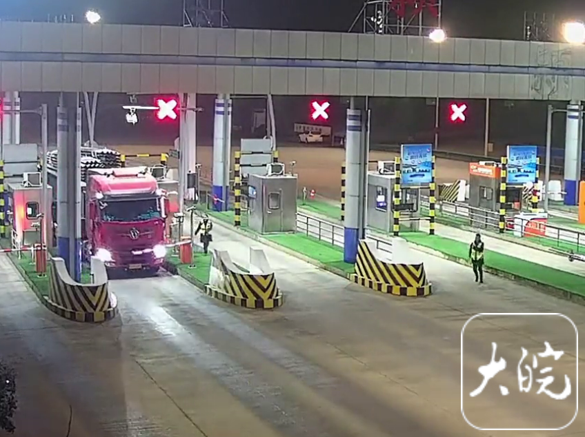 闯卡强行驶入高速公路 两名大货车司机被拘留