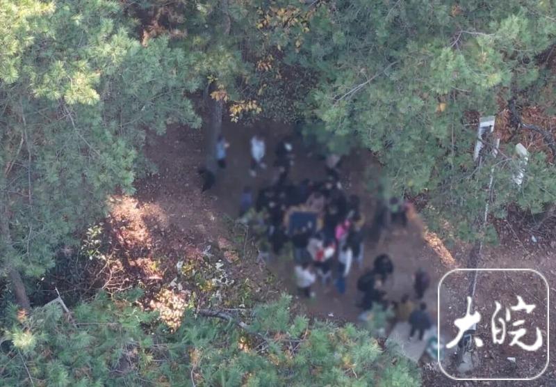 歙县警方在荒郊捣毁一隐秘赌场,抓获20多人