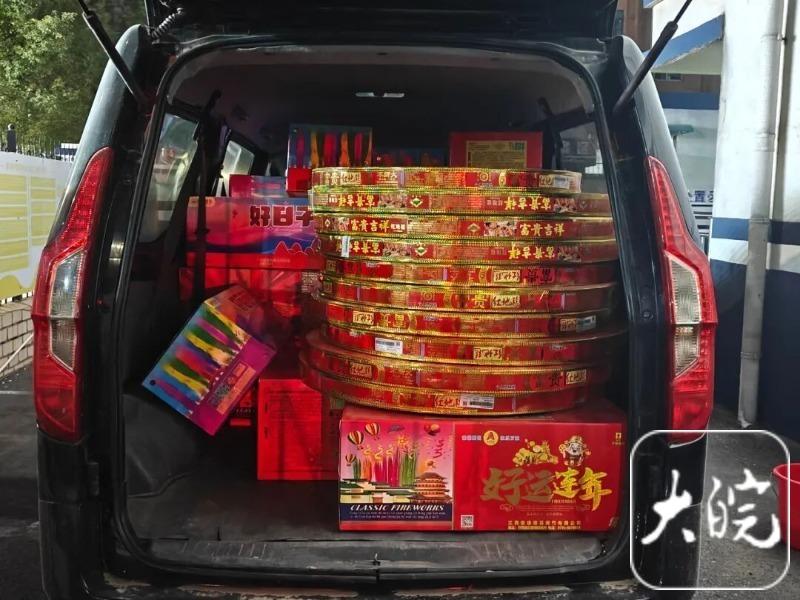 警方深夜出击查获一起非法运输烟花爆竹案件