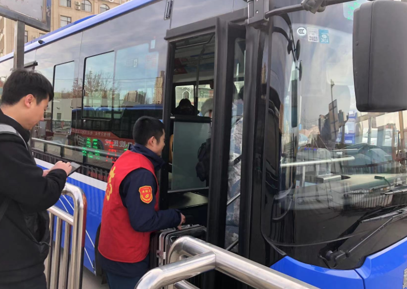 国际志愿者日:石家庄公交志愿者暖心服务温暖乘客