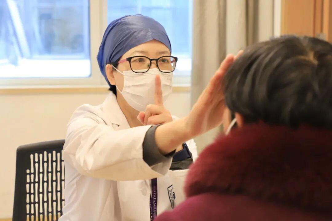 “记忆中妻子还是三十多年前年轻的模样”