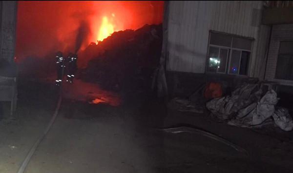 三明三元一废铁厂突发火灾