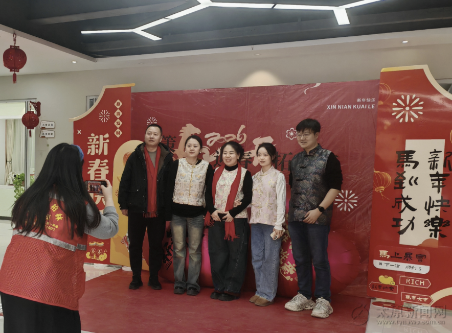 装扮背景墙 社区给居民拍新年照