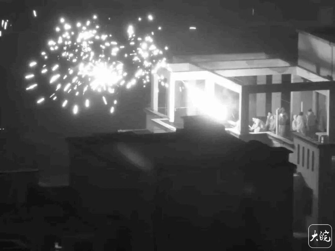 跨年夜两人在小区楼顶燃放烟花爆竹 被亳州警方控制