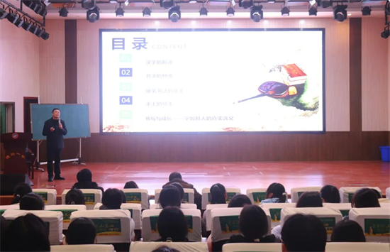 德兴文化馆馆长杨军民为德兴一中学子开讲书法之道