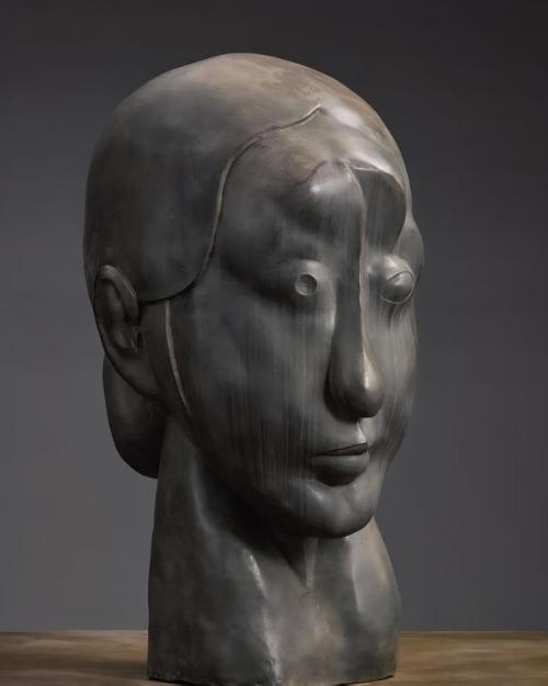 雕塑《秋瑾》被指丑化英雄 田世信女儿回应：父亲非常敬佩秋瑾，接受艺术探讨，但反对人身攻击