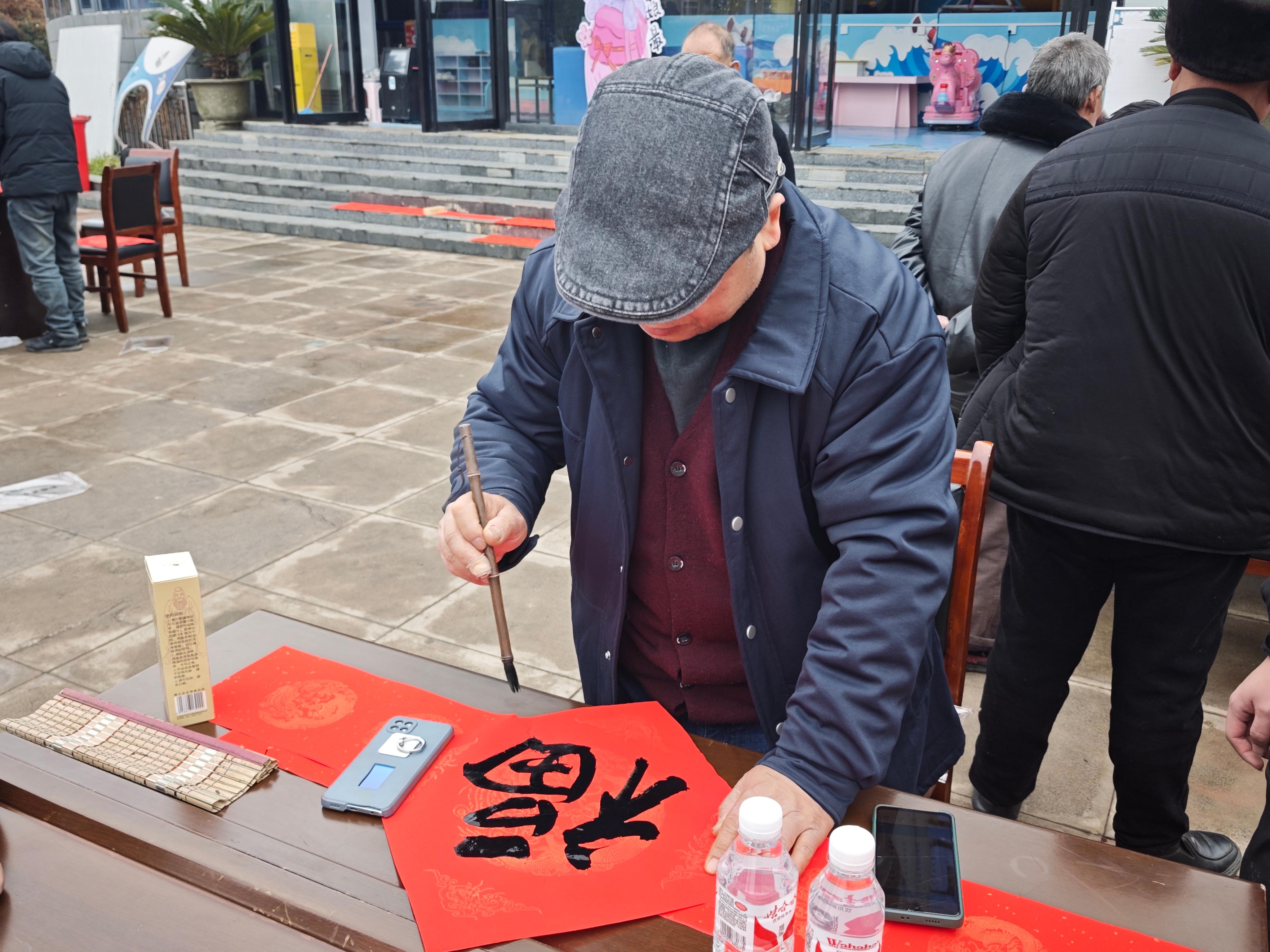 西秀区蔡官镇：书法家赠送春联 翰墨飘香添年味