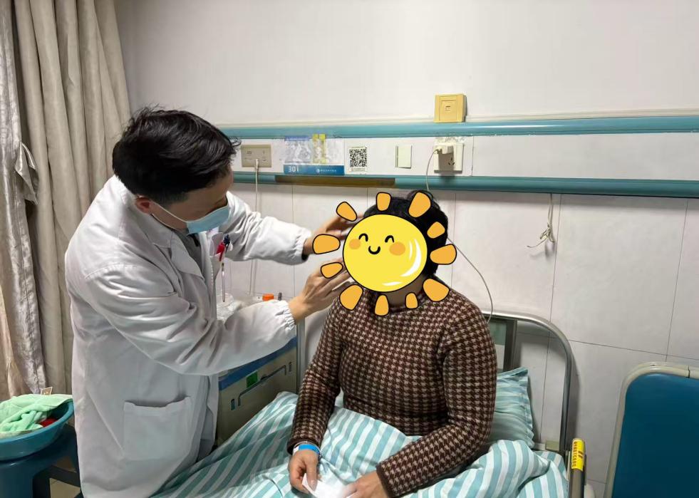 走路绊倒致多根肋骨骨折 老年骨质疏松“隐形风险”需警惕