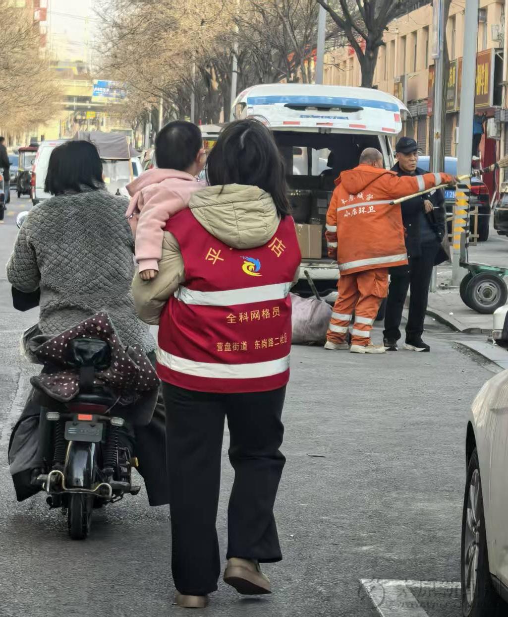 父母忙于生意 女童独自外出