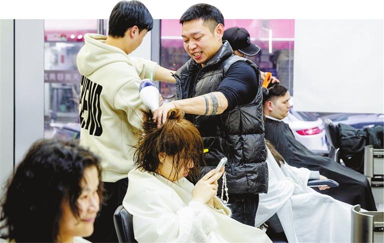 记者为你探访——新春“变美三件套”的长队 排到哪了？