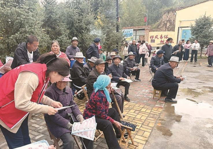 从“到村”变为“驻村”