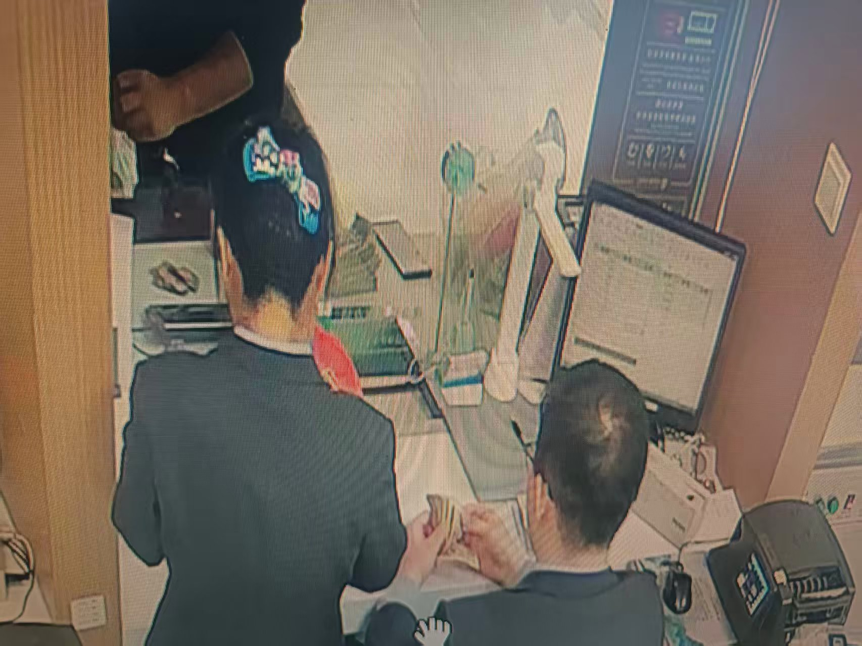 农行肥城桃都支行：一个午休时间清点6116张残破零钞