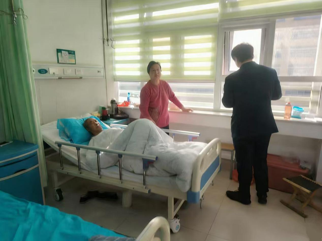 病房里的金融温度：一次特殊的银行“上门服务”