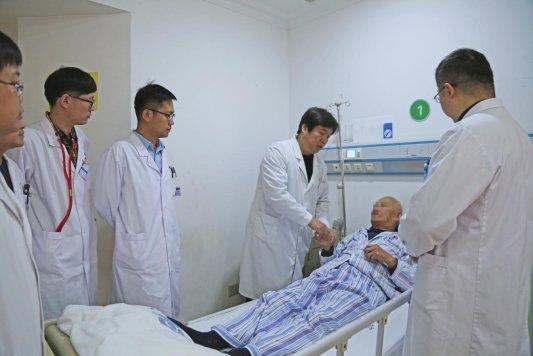 与“不定时炸弹”的生死博弈 烟台毓璜顶医院血管外科巧拆腹膜后肿瘤