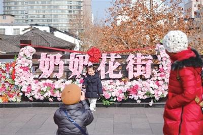 100多位老人手搓上万朵仿真花 解放路天桥装扮成了一座花桥