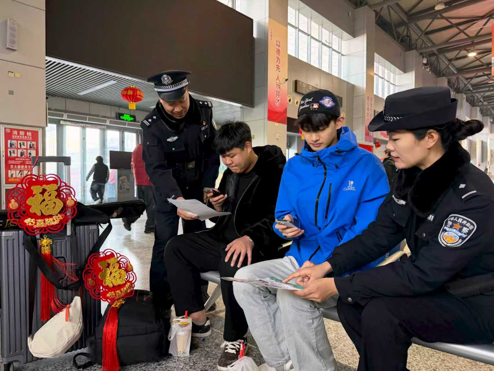 一份福袋多份礼:平安守住“钱袋子”,祝福暖了团圆路丨新春走基层