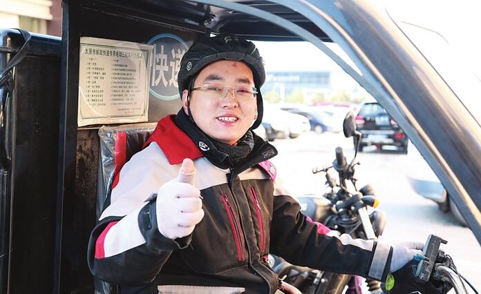 新春走基层|快递小哥把年味送进千家万户