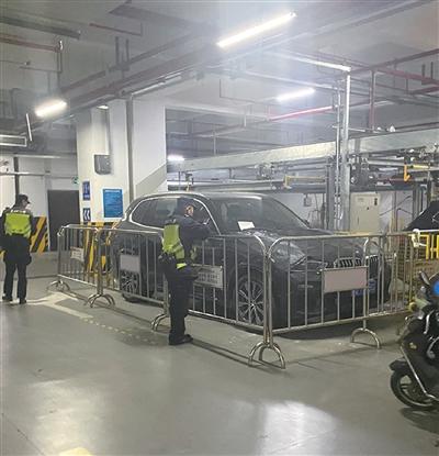 停了340天,欠费17000多元!杭州水晶城购物中心地库 一辆皖B宝马用围挡拦住