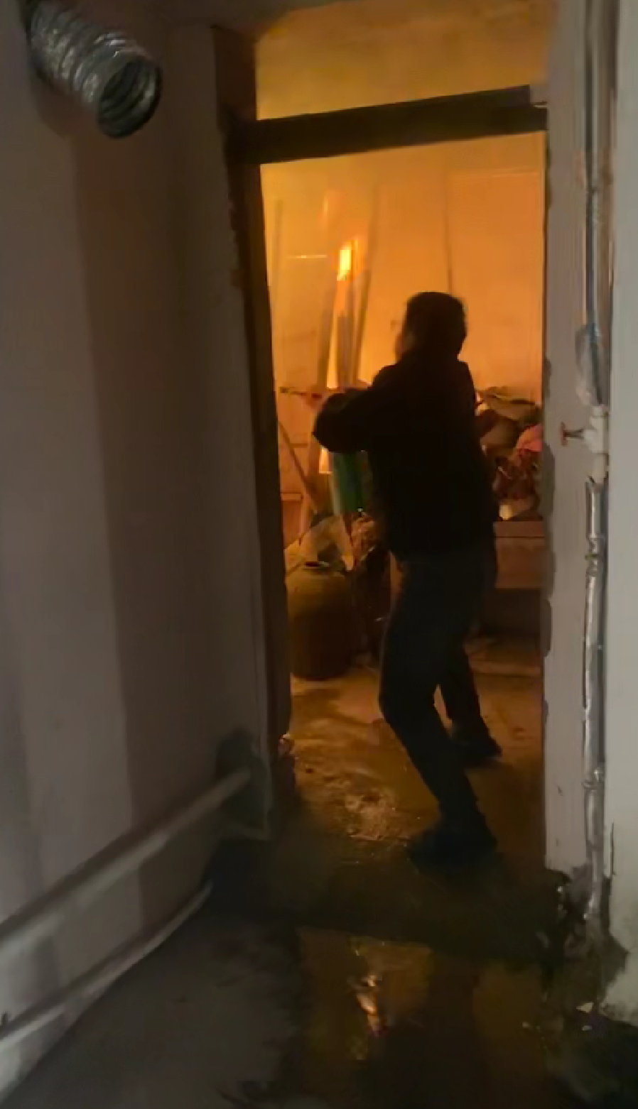 独居老人房子失火 安徽一村干部勇敢灭火