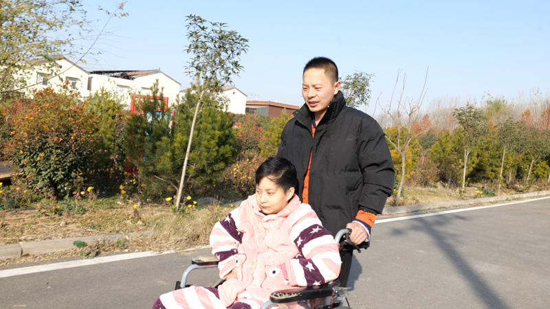 “只要人在，希望就在” 河南小伙用残疾之手托举爱人余生丨豫人为善