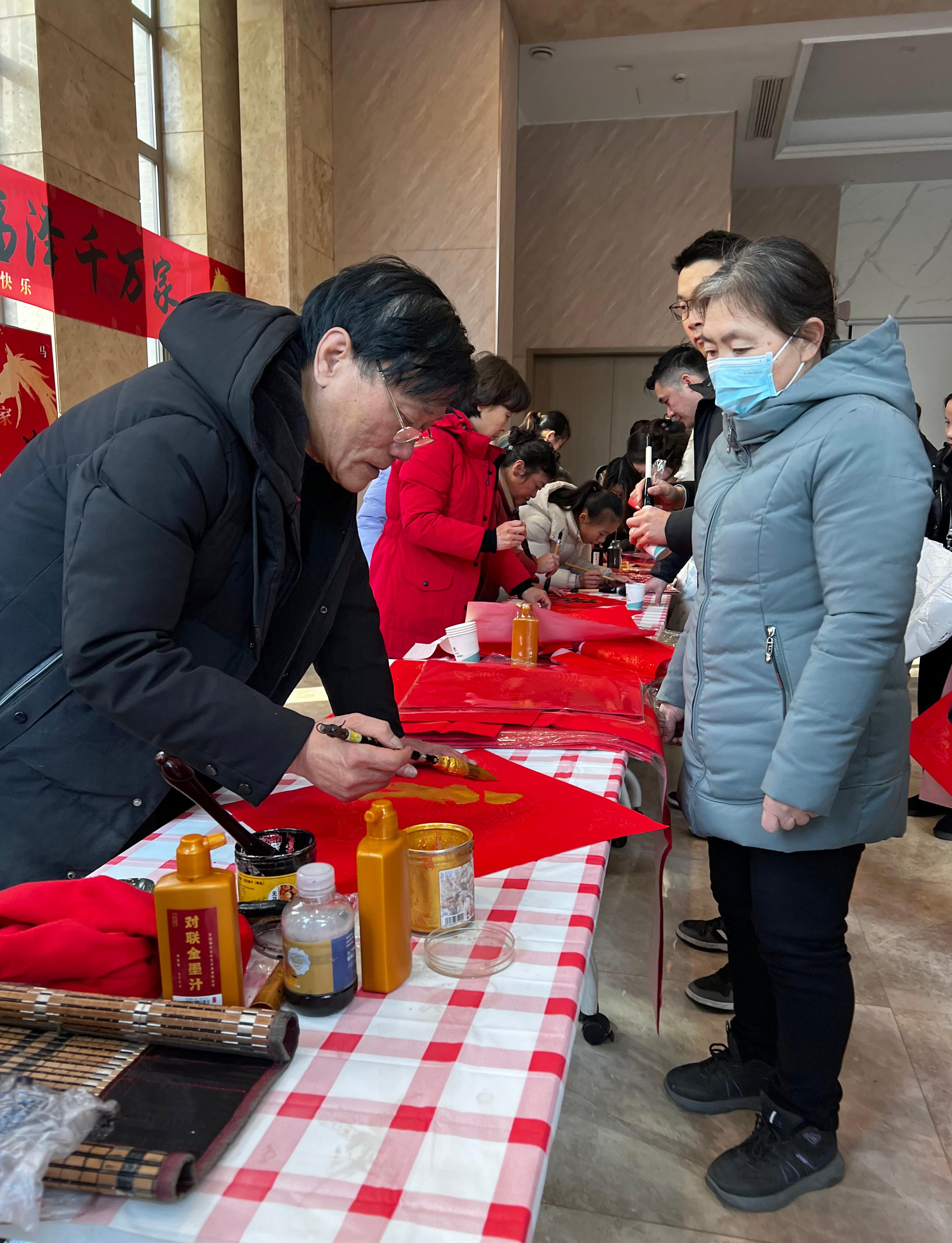 写春联送福字 海门新春添暖意