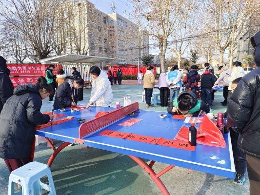 【“泉”在济南过大年】墨香传福 情暖小年——济南市莱芜区凤城街道新甫社区开展“书法进社区 送福到万家”主题活动