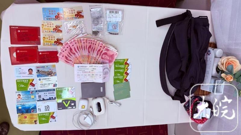 旅客大意丢“全部家当” 列车工作人员暖心寻回