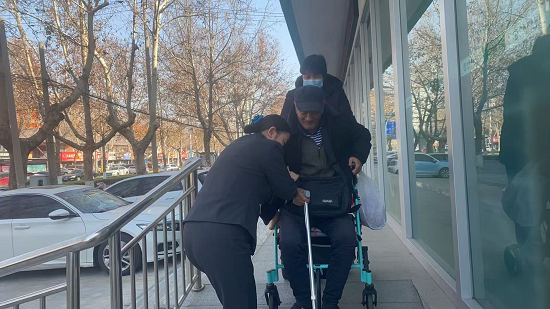 农行临沂临西商城支行：暖阳下的无障碍通道，让服务有温度