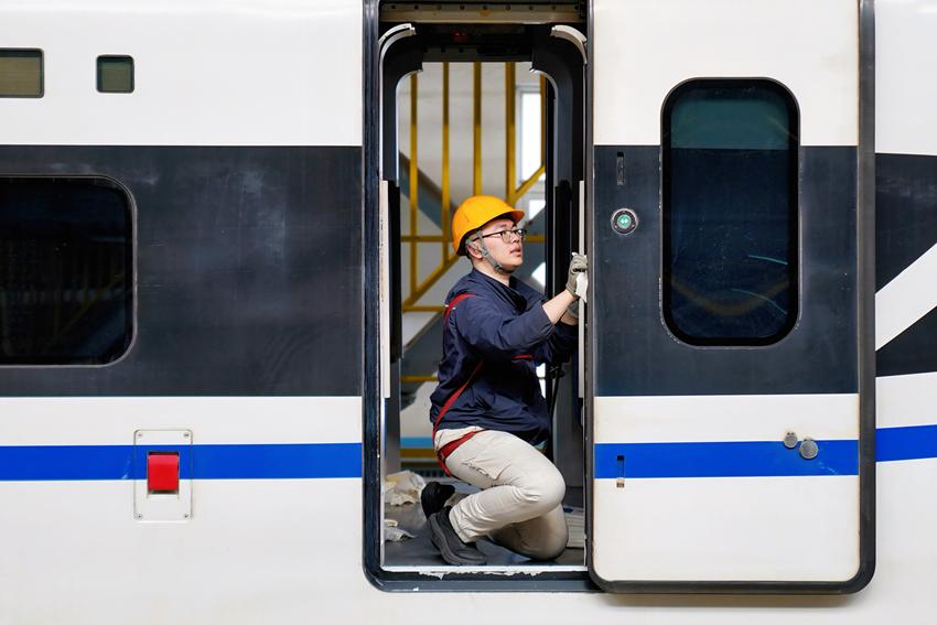 新春走基层 | “00后”坐镇动车“门”诊