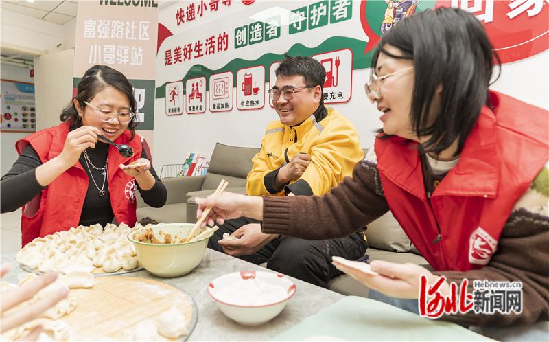 张家口经开区:小哥驿站 暖“新”关怀