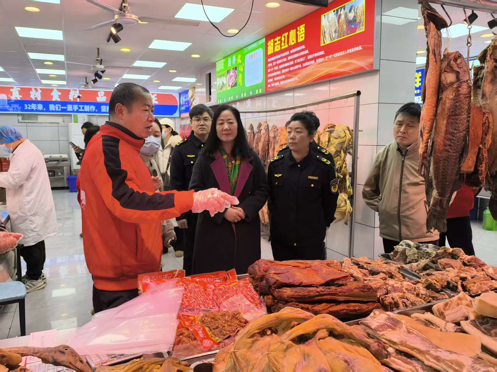 武汉硚口：邀请消费者代表体验年货抽检