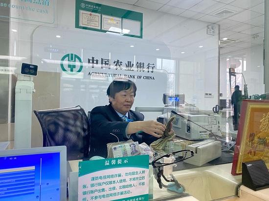 农行临沂临西支行营业部：员工巧手修复老人毕生积蓄，圆晚辈孝心