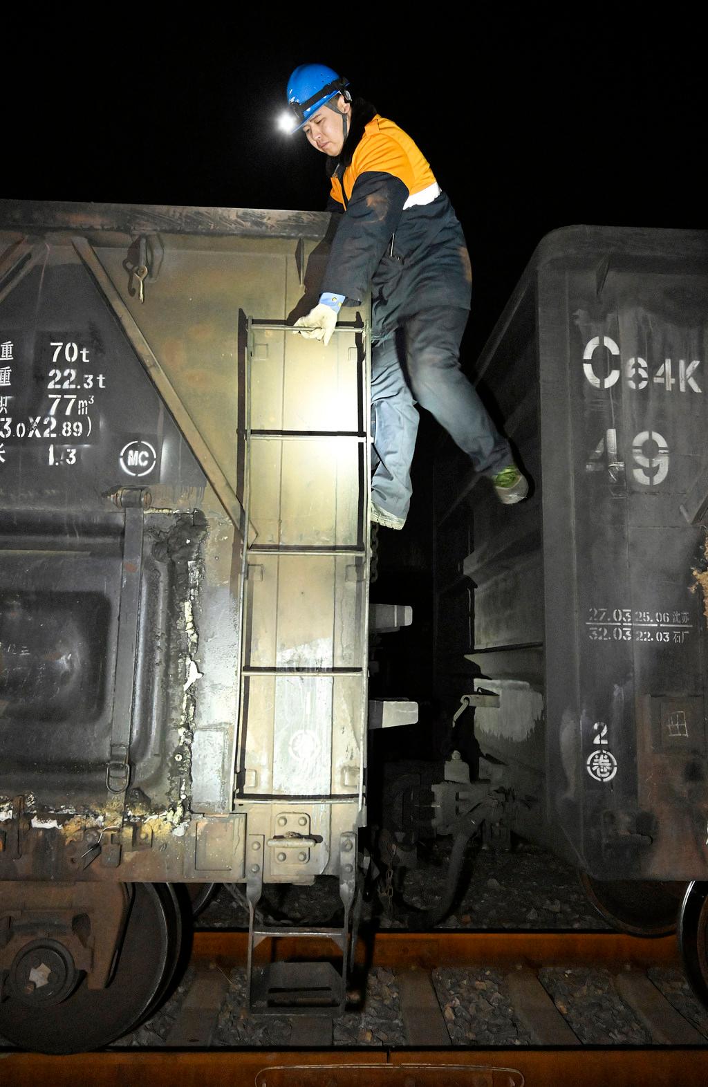 深山铁路货运员的小年夜