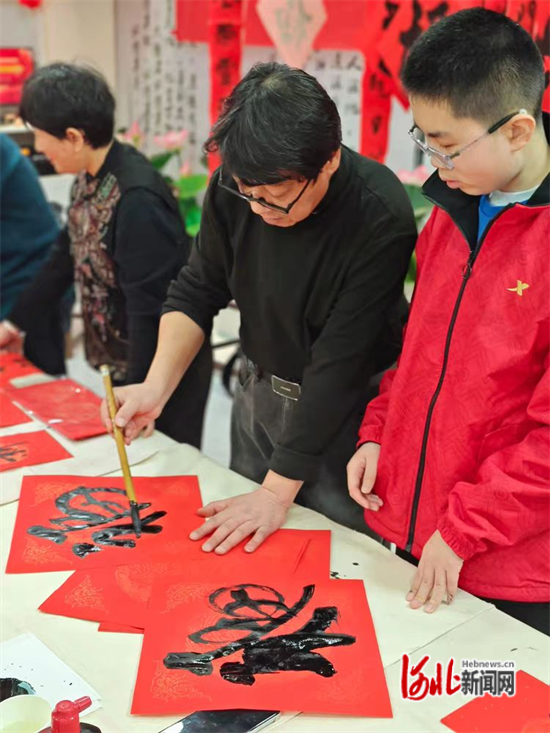 石家庄市桥西区汇通街道：墨香迎新春 关爱暖人心