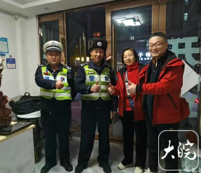 老年游客突发疾病 蚌埠高速交警暖心救助