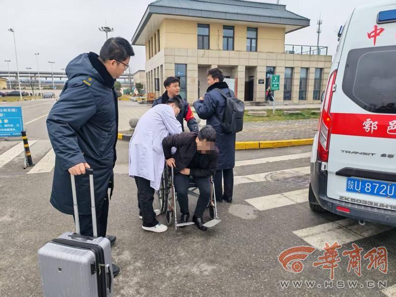 列车临停一分钟 爱心接力护生命