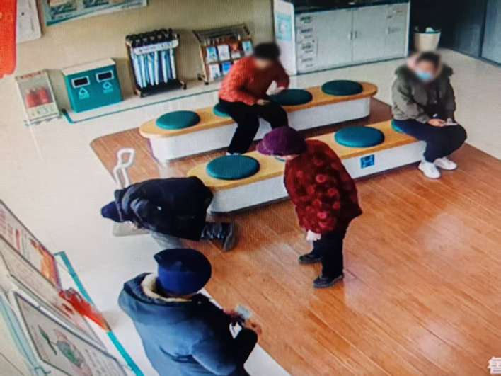 三分钟暖心救援！农行泰山支行紧急救助晕倒老人