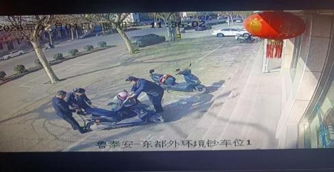 真情暖瞬间 守护在身边