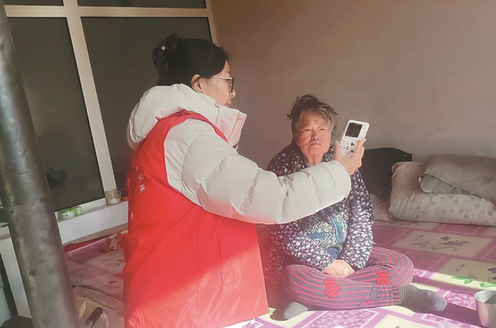 我在村里过大年丨上门送检验 忙碌却温馨