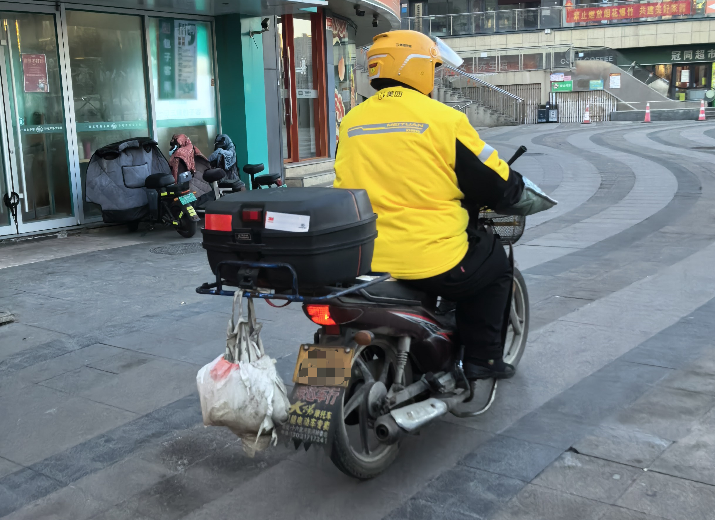 聚焦网约配送员|春节里的“城市摆渡人”