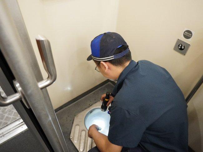 春运夜里的“动车创客”敲代码治好动车“肠梗阻”