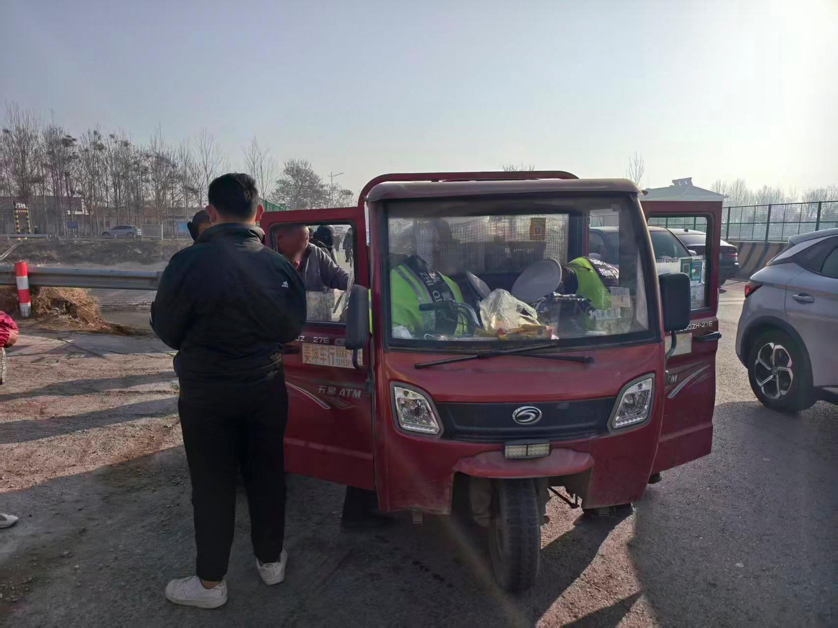 暖心！三轮车路上抛锚，交警化身“修车工”